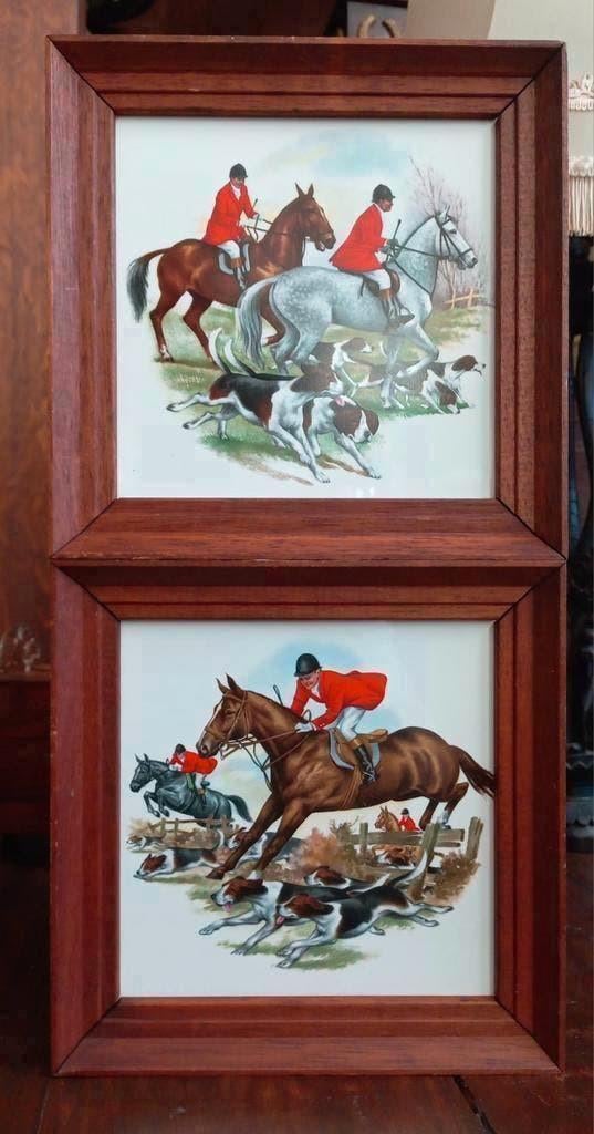 Set 2 vintage tegels in houten lijst met het thema jagers, Ophalen of Verzenden
