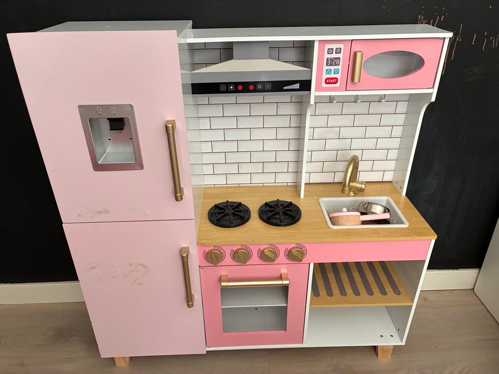 Roze houten speelkeuken met koelkast en magnetron, Ophalen, Gebruikt, Hout, Speelkeuken