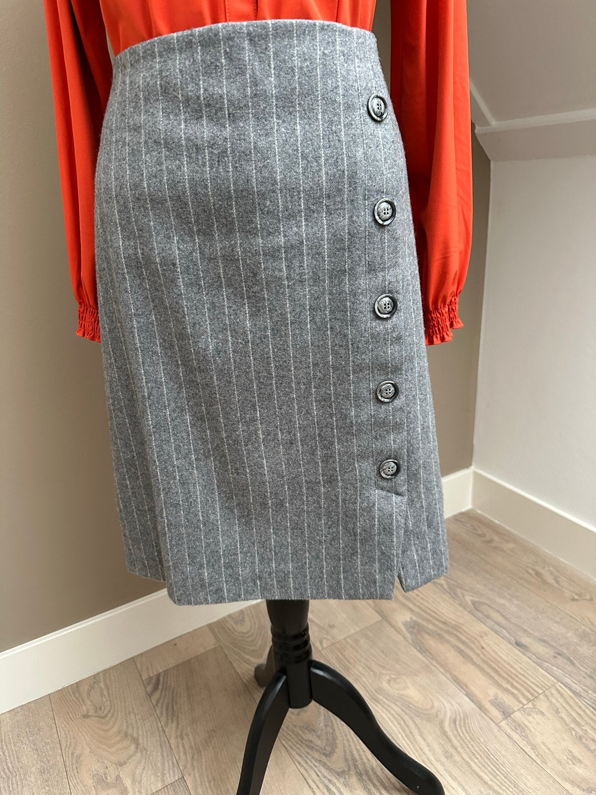 Grijze gestreepte rok  - Lilytime - Mt 44 - Knopen - Split, Kleding | Dames, Rokken, Maat 42/44 (L), Ophalen of Verzenden, Zo goed als nieuw