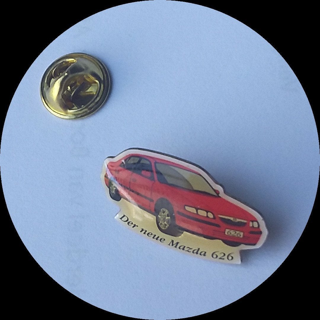 MAZDA 626 pin, rood, Verzamelen, Speldjes, Pins en Buttons, Ophalen of Verzenden, Zo goed als nieuw, Transport, Speldje of Pin