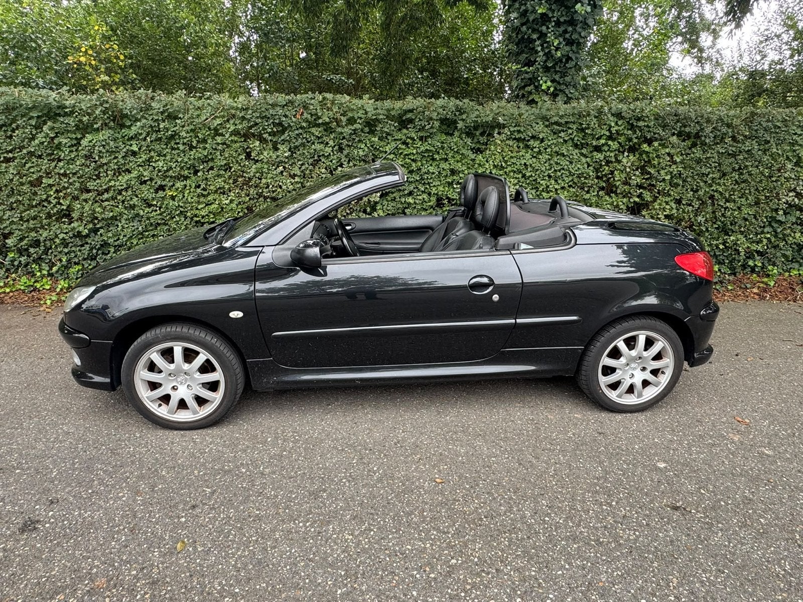 Peugeot 206 2.0 16V CC 2005 Zwart NIEUWE APK!, Auto's, 136 pk, 4 cilinders, Cabriolet, 4 stoelen