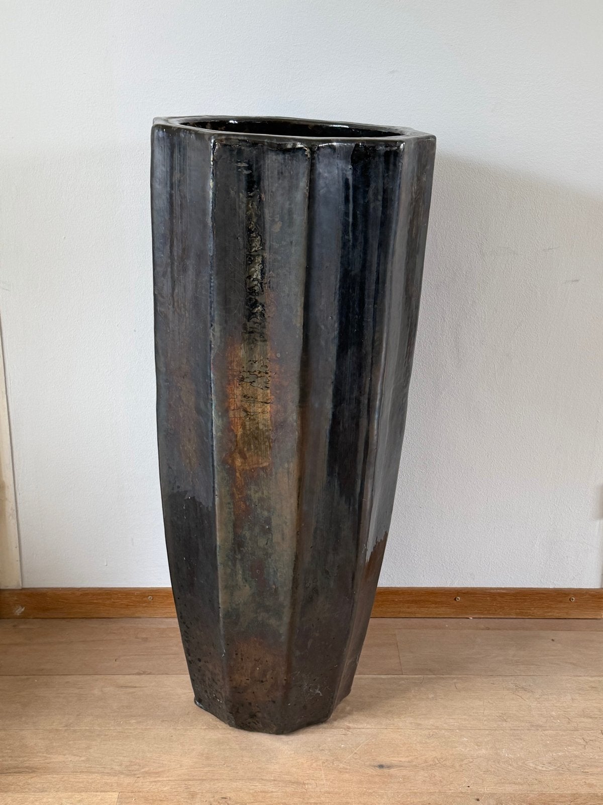 Grote, zware, zwarte aardewerk bloempot van PTMD, Tuin en Terras, Bloempotten, Ophalen, Gebruikt, 40 cm of meer, Binnen