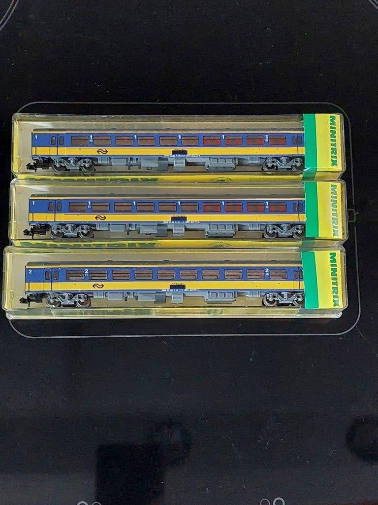 Minitrix NS wagons 13318 (2x), 13319, Ophalen, Gebruikt, Gelijkstroom, Trix