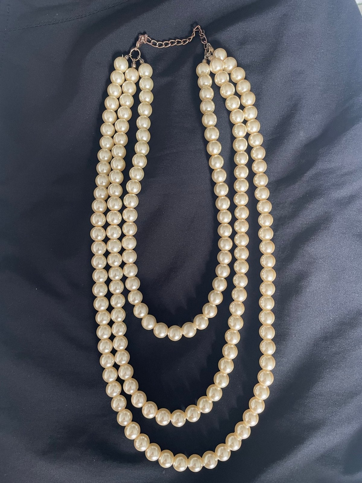 Vintage ketting met drie rijen crèmekleurige imitatieparels, Sieraden, Tassen en Uiterlijk, Ophalen of Verzenden, Gebruikt, Beige