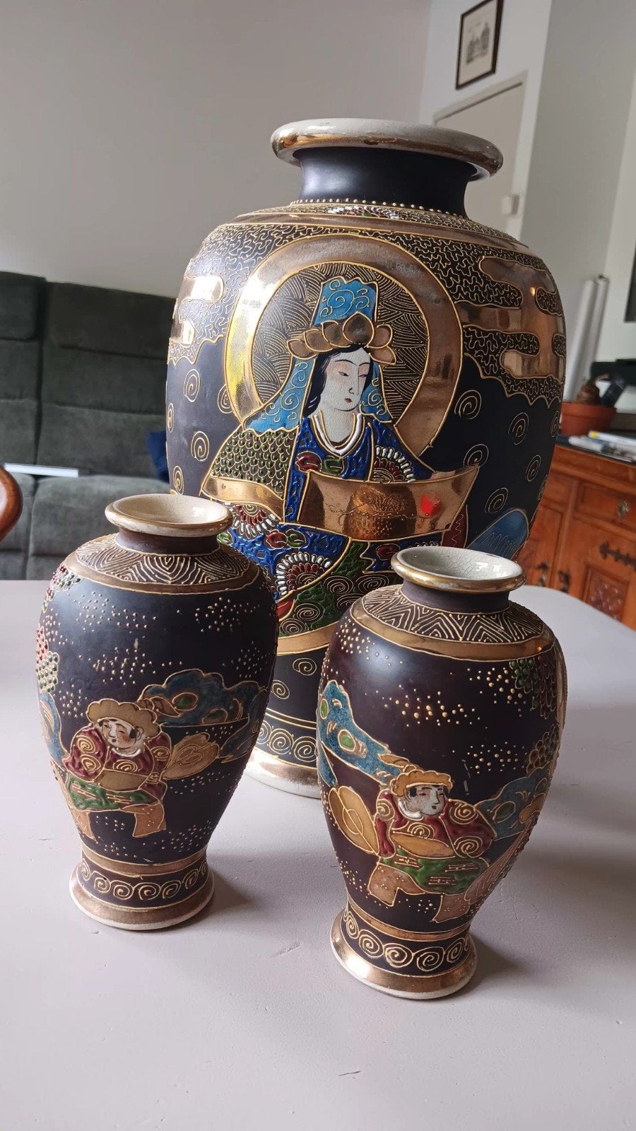 Satsuma vazen, 1 grote en 2 kleine.
In bruine kleur met goud, Antiek en Kunst, Antiek | Vazen, Ophalen of Verzenden