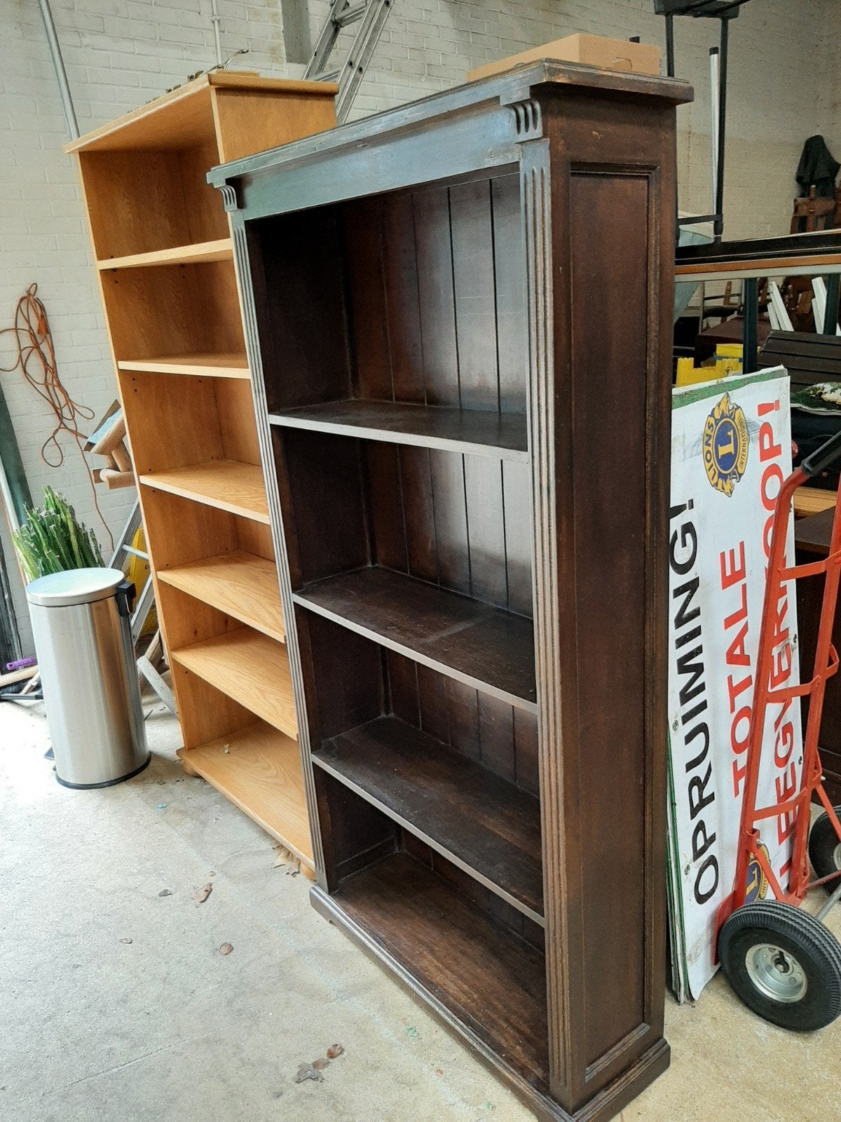 Koloniale Boekenkast met Gecaneleerde Stijlen en 4 Planken, Ophalen, Met plank(en), Gebruikt, 50 tot 100 cm