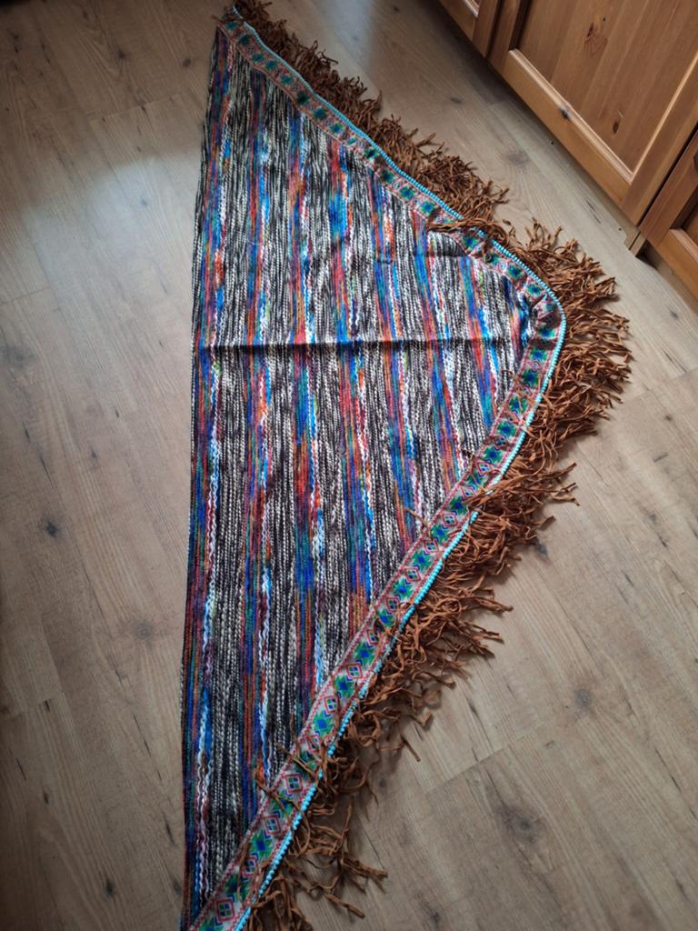 Kleurrijke driehoek sjaal met franjes nieuw uit boetiek, Ophalen of Verzenden, Nieuw, Maat 46/48 (XL) of groter, Sjaal