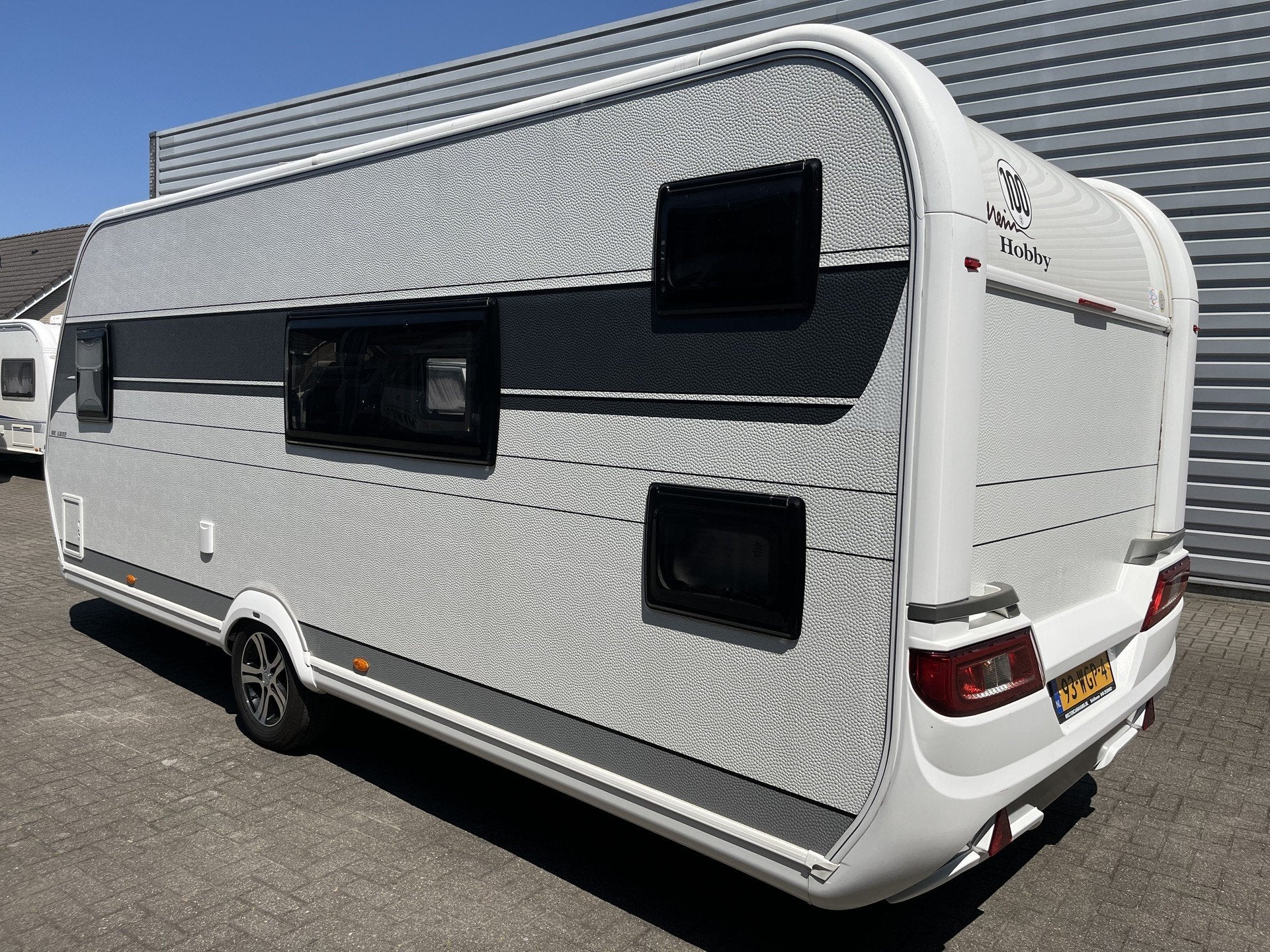 Hobby 540 KMFE De Luxe (bj 2022), Caravans en Kamperen, Caravans, Hobby, 7 tot 8 meter, Bedrijf, Tot en met 6