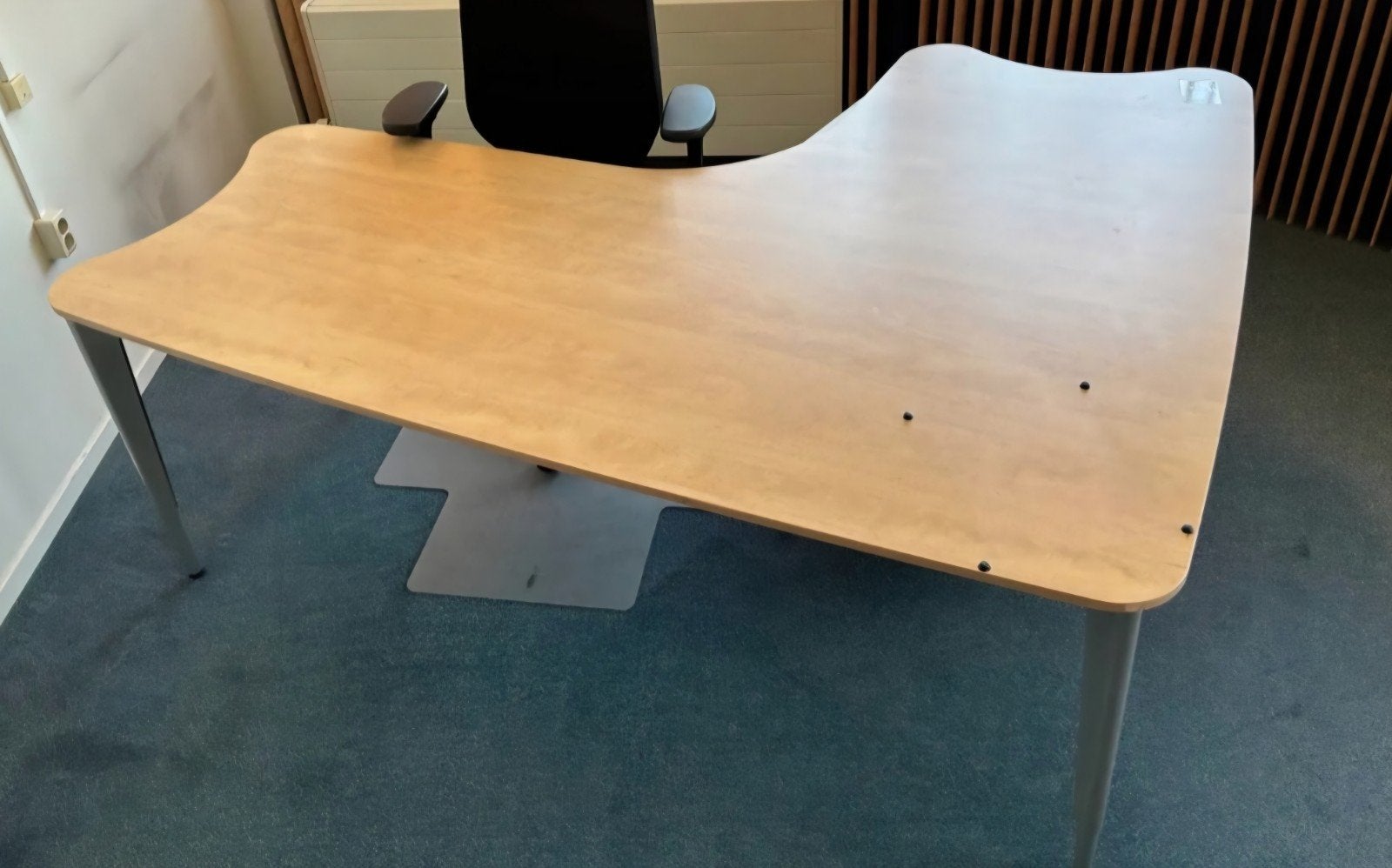 Complete kantoorinrichting: Hoekbureau, kasten vergadertafel, Werkplek, Ophalen, Gebruikt, Complete inventaris