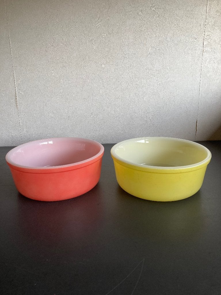 2 Arcopal France schalen 18 cm melkglas geel rood vintage, Antiek en Kunst, Ophalen of Verzenden