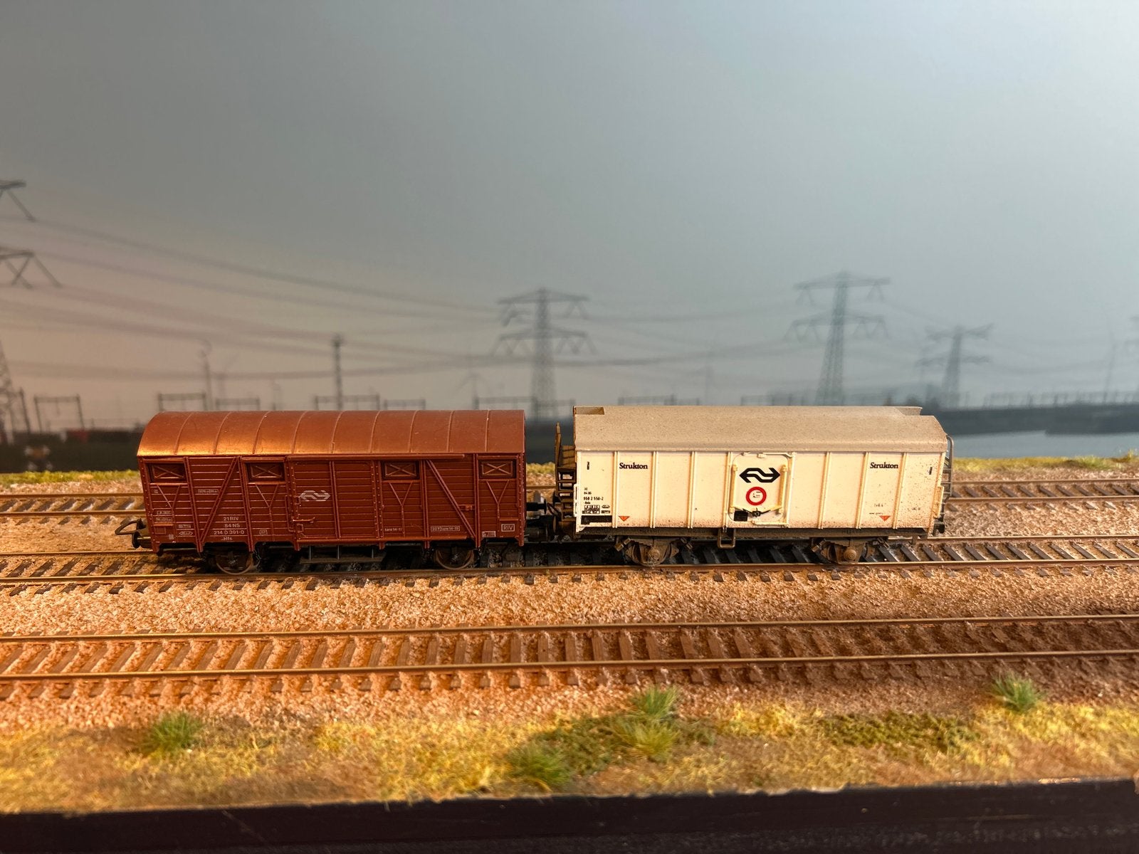 2x NS Goederenwagon - Bruine Lima en Wit Fleischman wagon, Gelijkstroom, Wagon, Ophalen of Verzenden, Lima