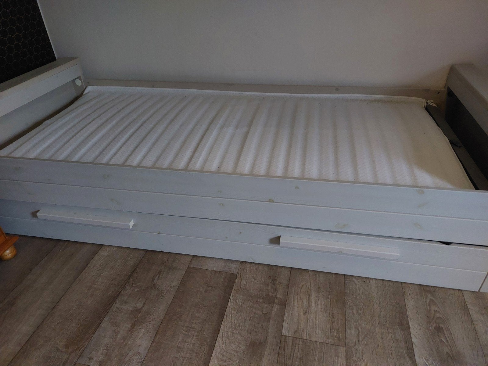1 persoons bed met opberglade - grijs hout, Ophalen, Gebruikt, 90 cm, Eenpersoons