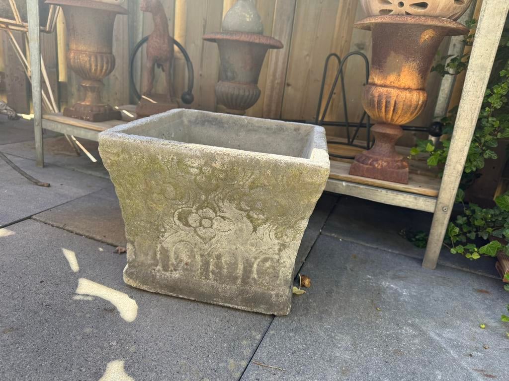 Betonnen stenen planten bak 1 stuk 20€ zwaar met gat, Tuin en Terras, Bloembakken en Plantenbakken, Ophalen, Steen, Minder dan 30 cm
