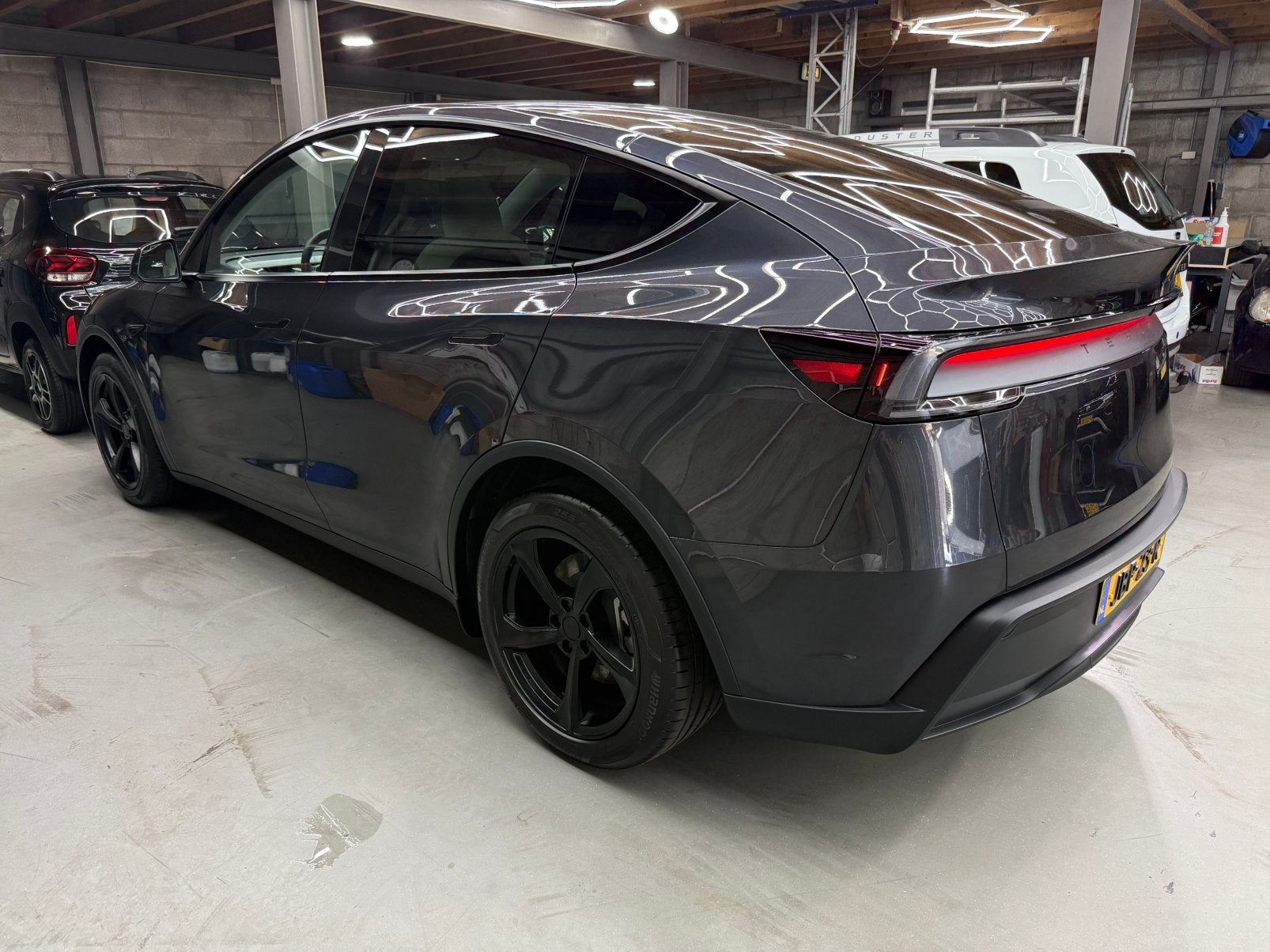 Tesla MY STEALTH GREY | WIT INT.| BTW | 2025-BIJ. | 7.600 KM, Auto's, Automaat, Achterwielaandrijving, 24 min, Origineel Nederlands