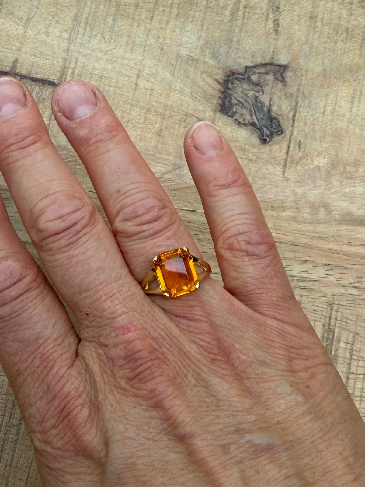 Mooie goudkleurige ring met oranje steen, Overige materialen, Gebruikt, Ophalen of Verzenden, 17 tot 18
