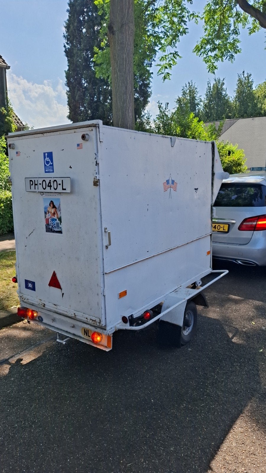 Gesloten aanhangwagen,voormalig marktwagen van stoffenwinkel, Ophalen