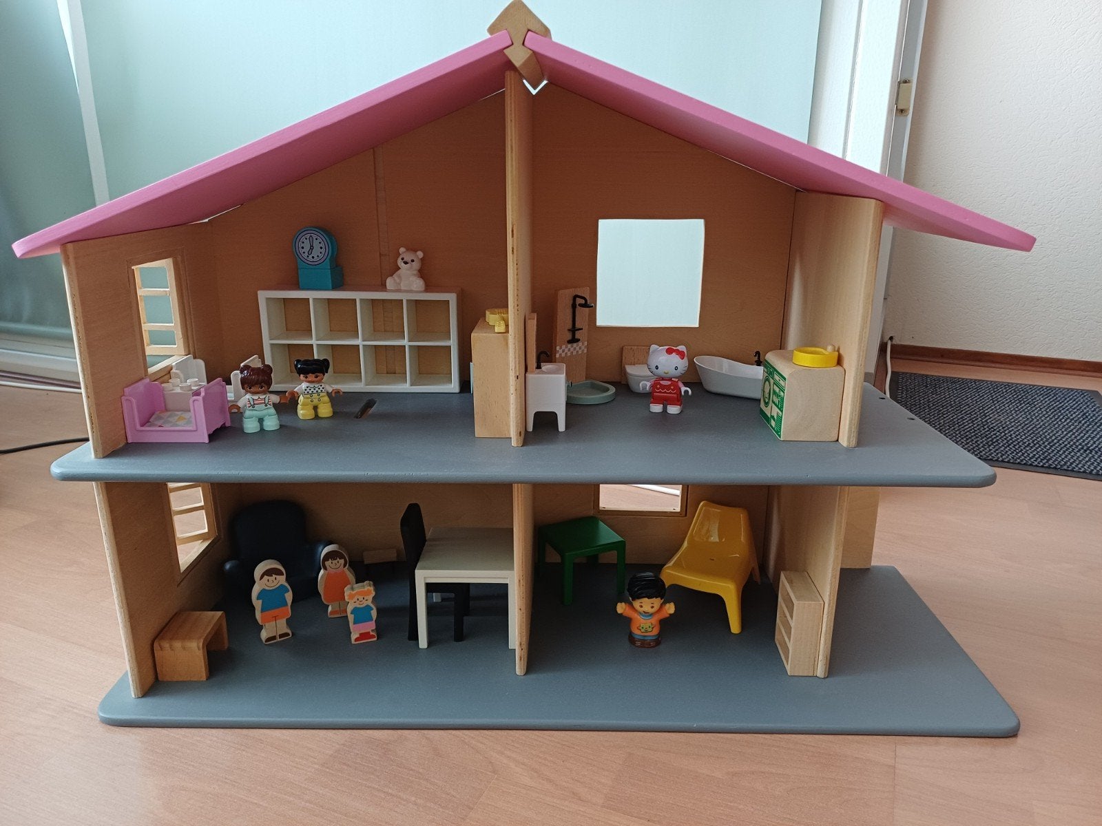 Houten poppenhuis grijs met roze., Ophalen, Poppenhuis