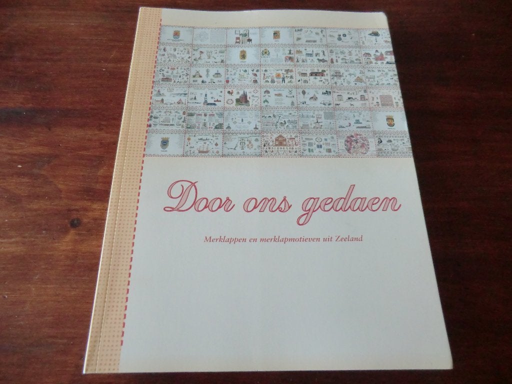 boek - Door ons gedaen - Merklappen uit Zeeland, Ophalen of Verzenden, Gelezen, Borduren en Naaien