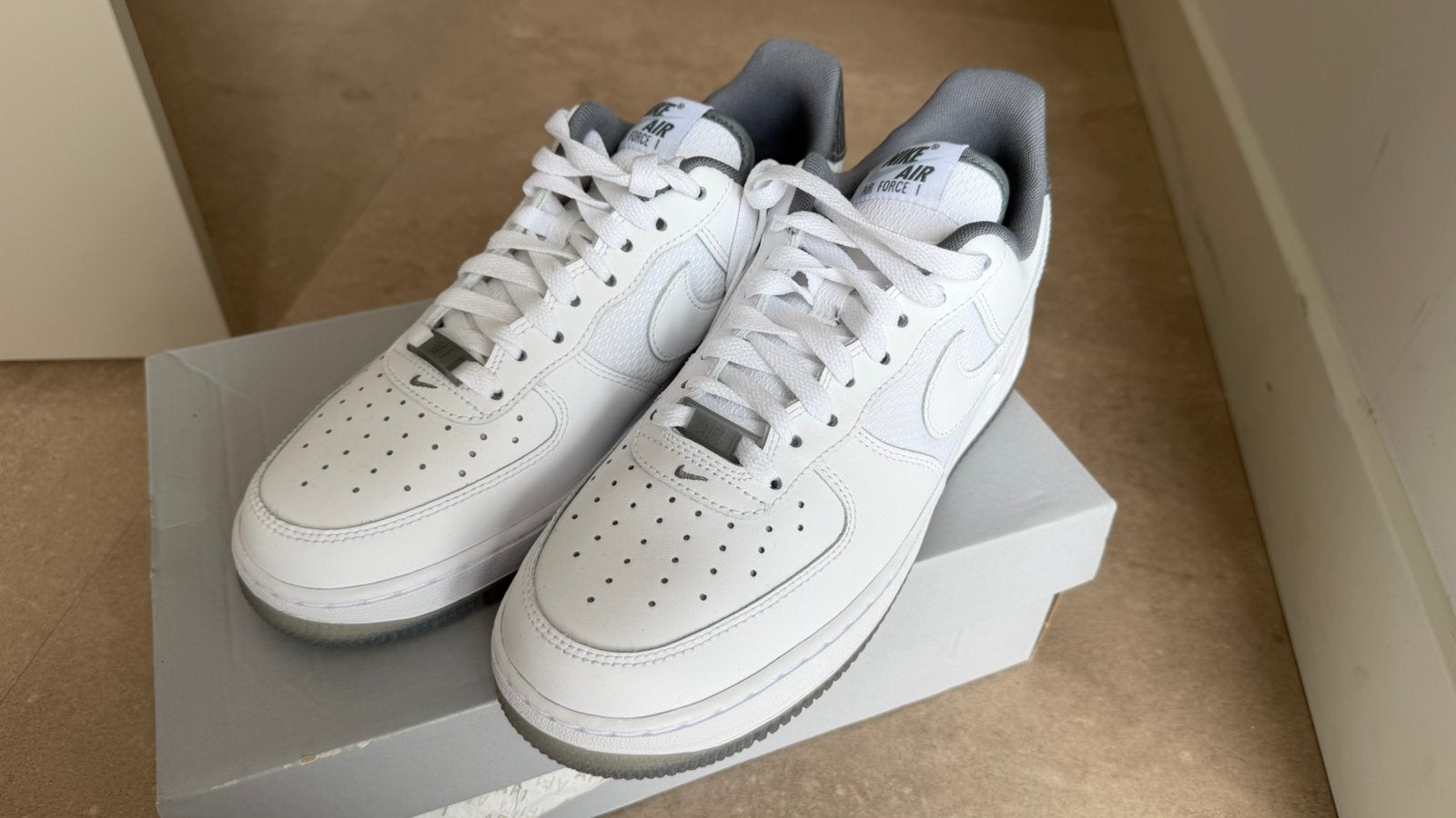 Nike Air Force 1 '07 LV8 Nieuw in doos maat 40,5, Ophalen of Verzenden, Nieuw, Wit