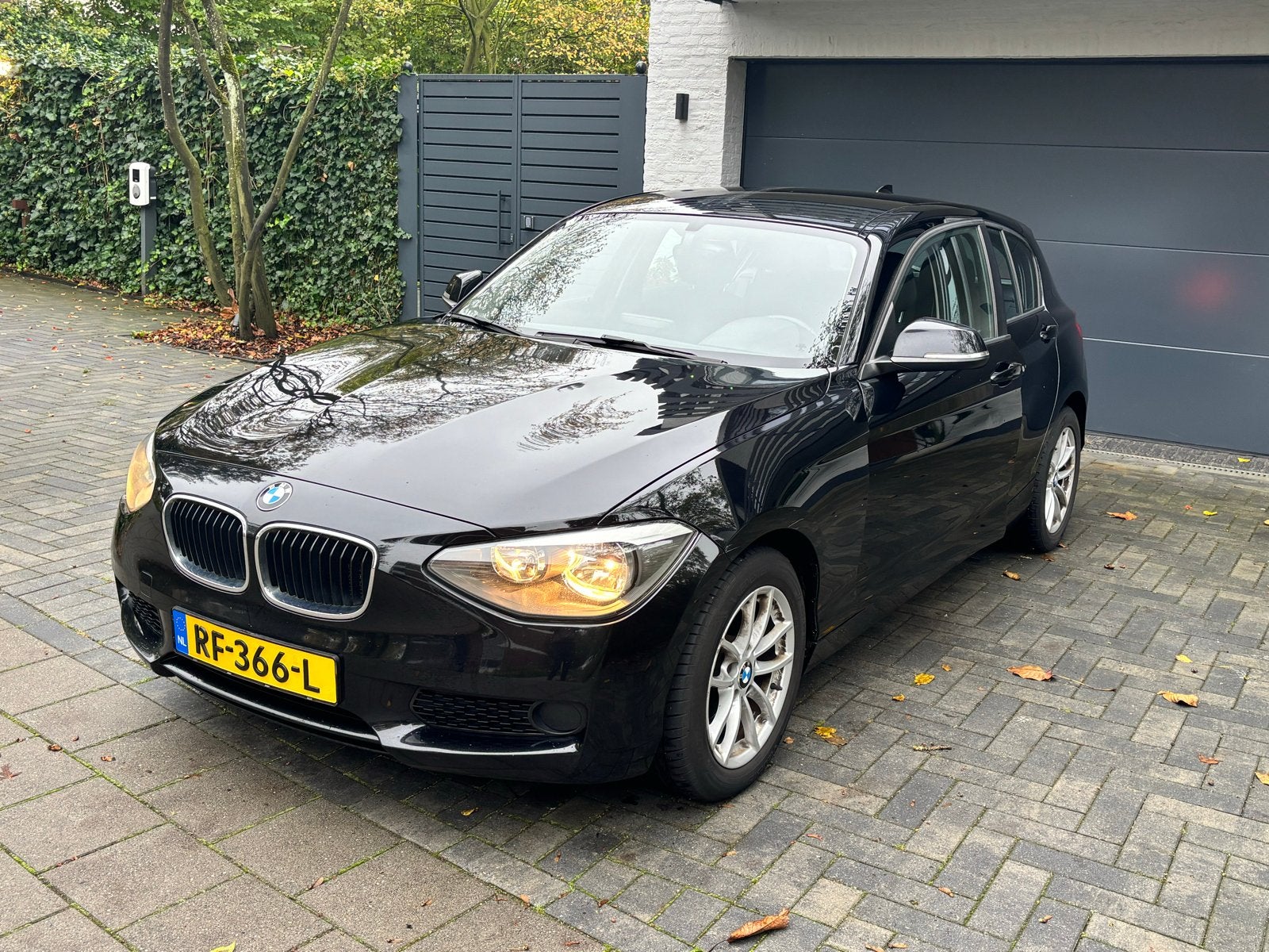 BMW 1-Serie 116I met carplay km-stand:150.000, 1-Serie, 4 cilinders, Zwart, 1200 kg