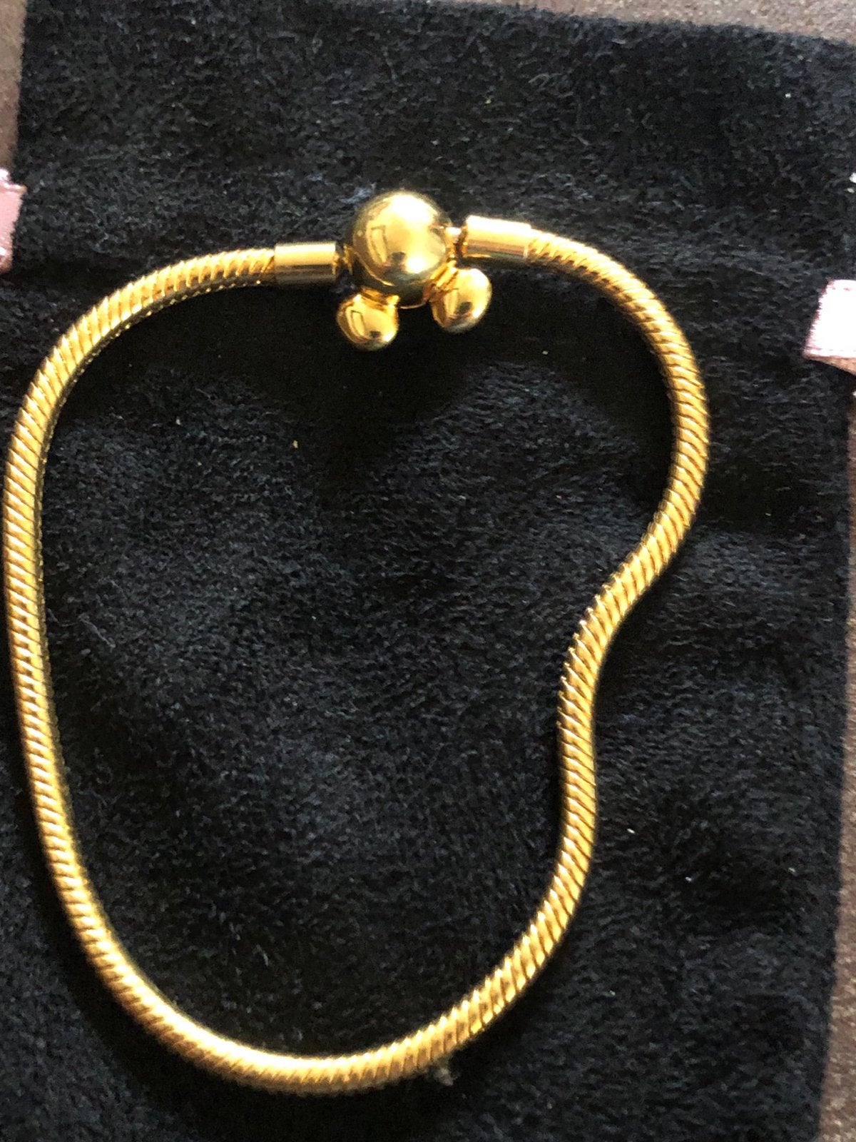Goudkleurige bedelarmband met Mickey sluiting, Overige materialen, Ophalen of Verzenden, Zo goed als nieuw, Met bedels of kralen