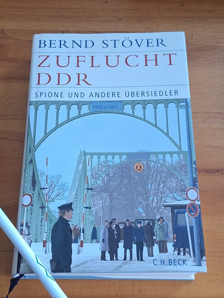 Bernd Stöver - Zuflucht DDR: Spionen en andere overzeese, Boeken, Ophalen of Verzenden, Zo goed als nieuw, Algemeen, 1945 tot heden