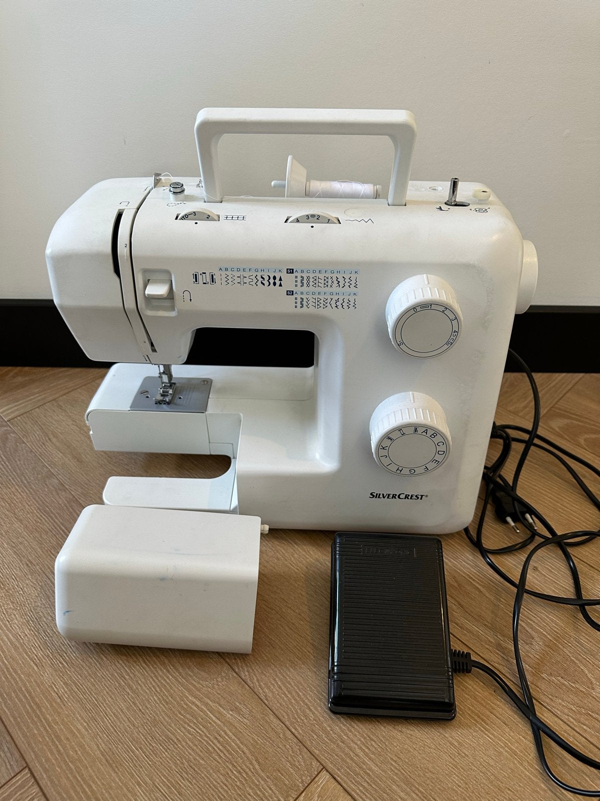 Silvercrest SNM 33 B1 Naaimachine met Voetpedaal en Hoes, Ophalen of Verzenden, Zo goed als nieuw, Naaimachine, Overige merken