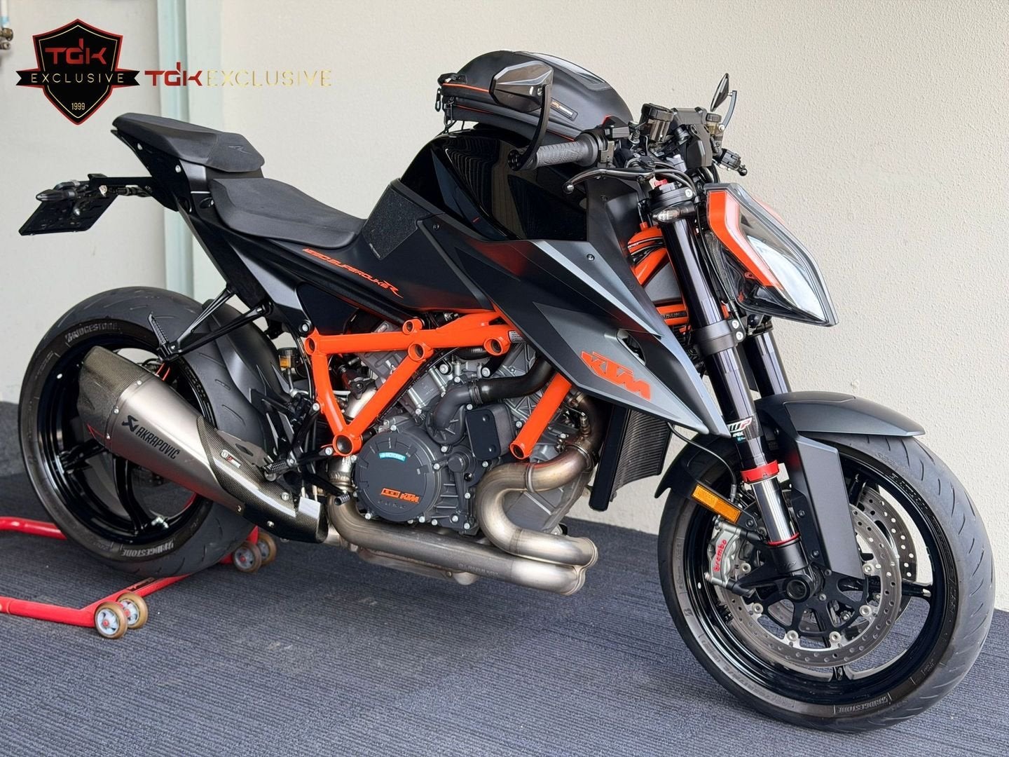 KTM 1290 SUPERDUKE R 3.0 TECH TRACK 2022 SUPER DUKE R 1390, 2 cilinders, Motorrijbewijs A, Bedrijf, 1301 cc