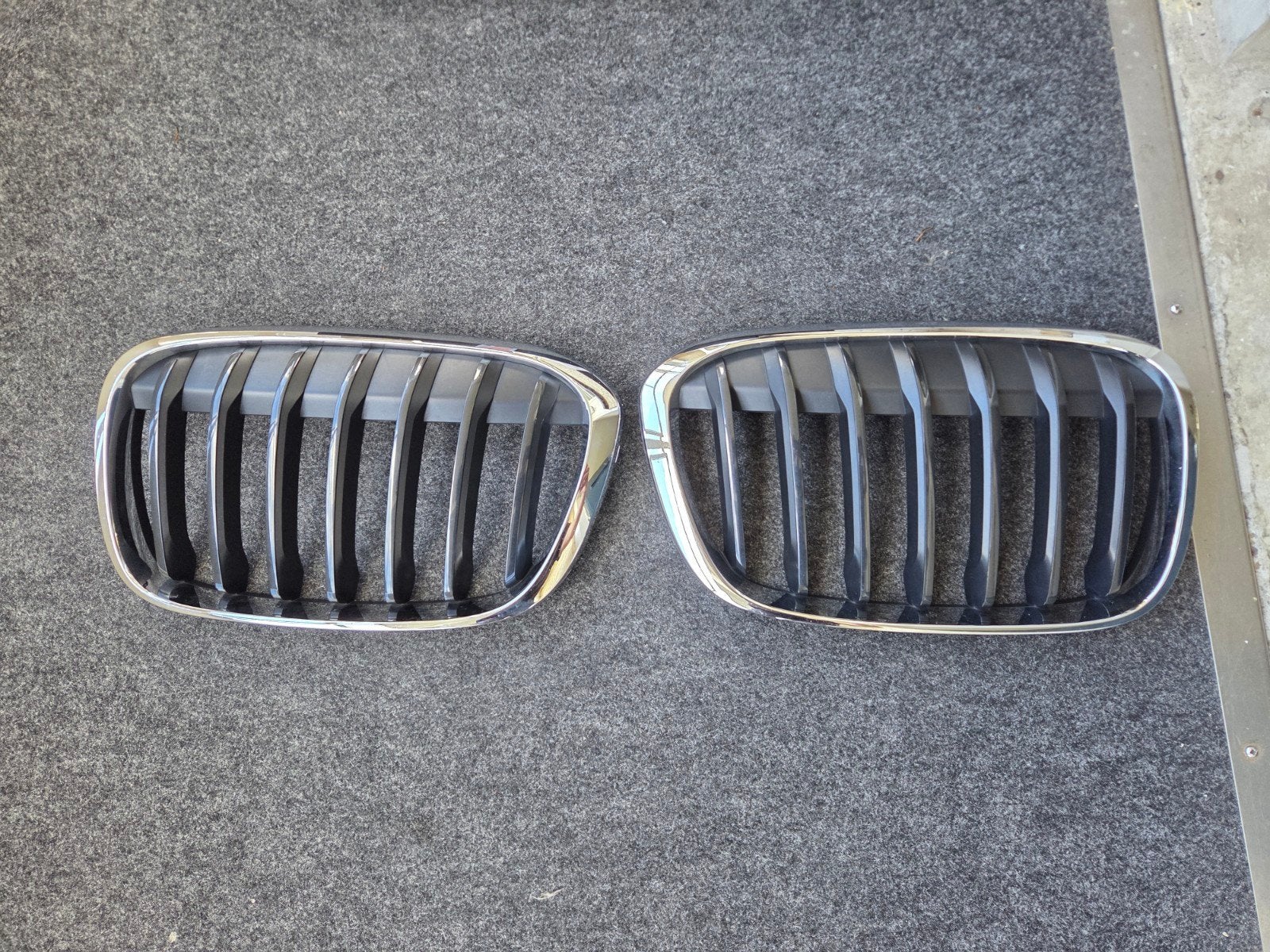 Originele BMW X1 Voorkap Nieren Grill Glanzend Zwart, Voor, Nieuw, Ophalen of Verzenden, BMW