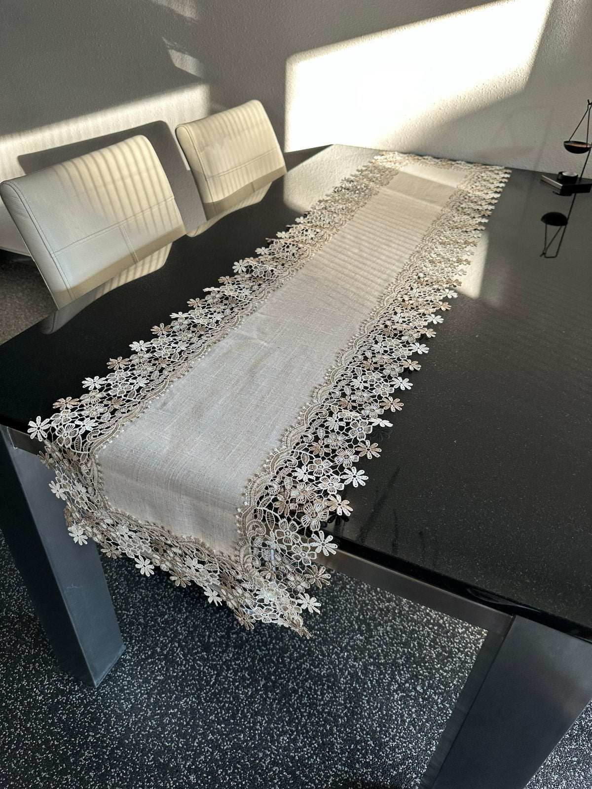 Elegante tafelloper met kant in beige en taupe, Ophalen, Sierrand, Zo goed als nieuw, Tafelloper