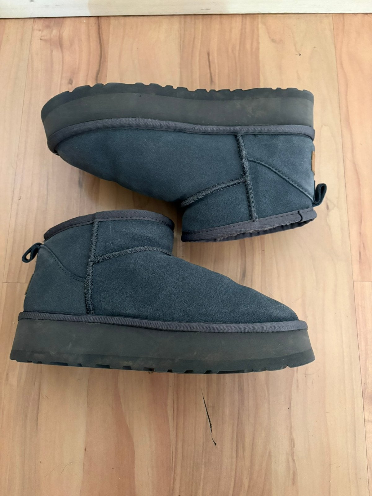Grijze Ugg mini platform mt 38, Kleding | Dames, Lage of Enkellaarzen, Ophalen of Verzenden, Zo goed als nieuw, Grijs