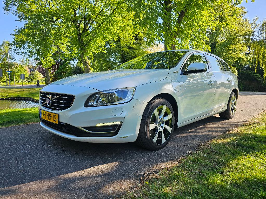 Volvo V60 D6 215pk Plug-in Hybrid 2014 Wit, Auto's, Automaat, 1849 kg, Open dak, 1800 kg