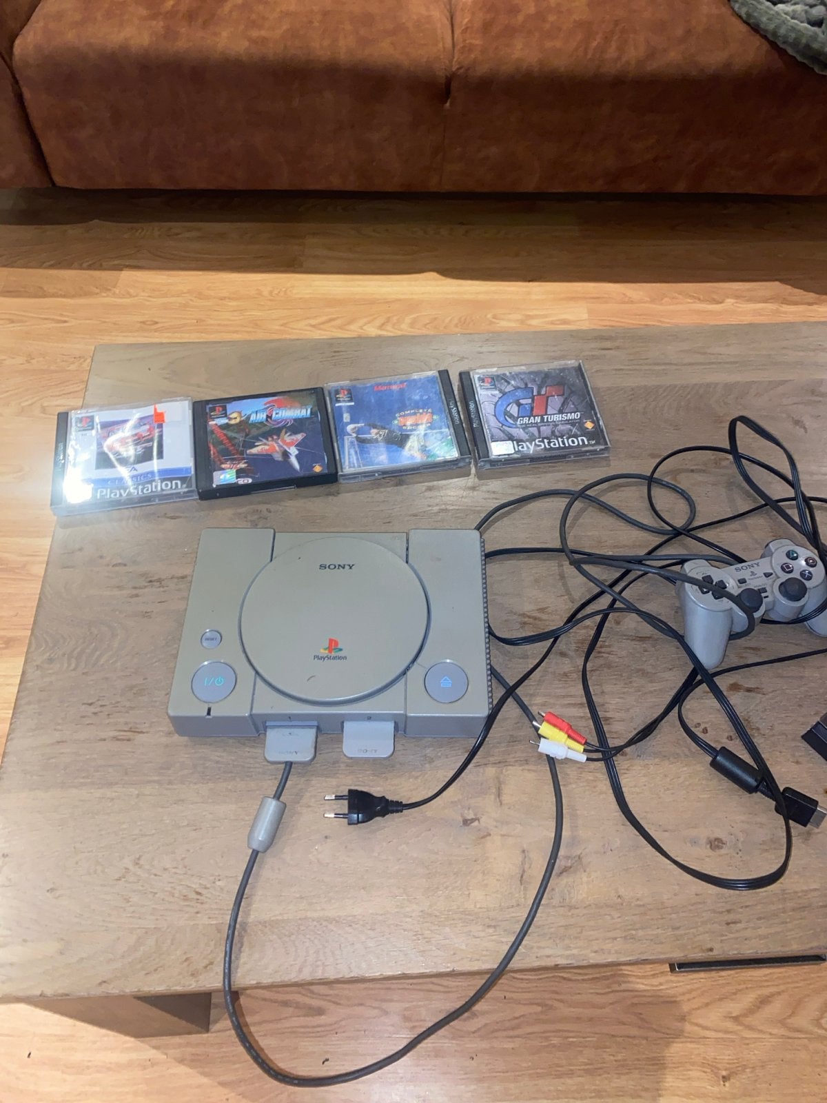 PlayStation 1 met controller en 4 games, Ophalen of Verzenden, Gebruikt, Met 1 controller, Met games
