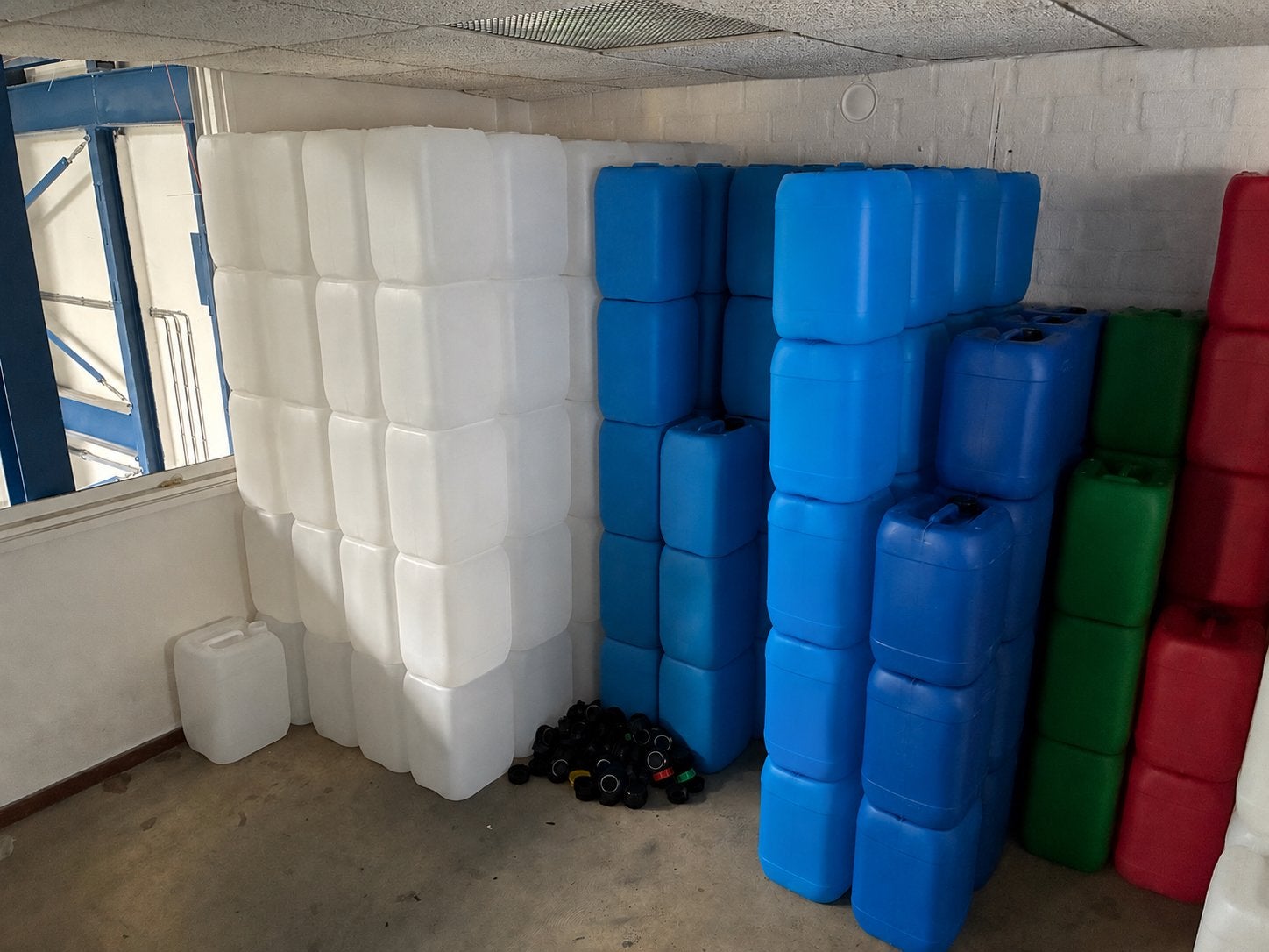 Jerrycans 20 liter en 25 liter Schoon/Goedkoop/Gebruiksklaar, Minder dan 75 liter, Ophalen, Zo goed als nieuw, Kunststof