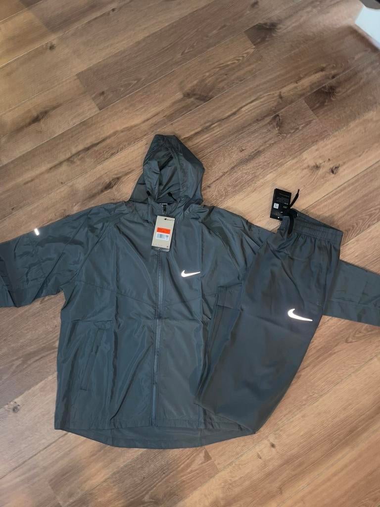Nike Running Trainingspak - Nieuw met labels, Kleding | Heren, Maat 52/54 (L), Nieuw, Ophalen of Verzenden, Hardlopen of Fietsen
