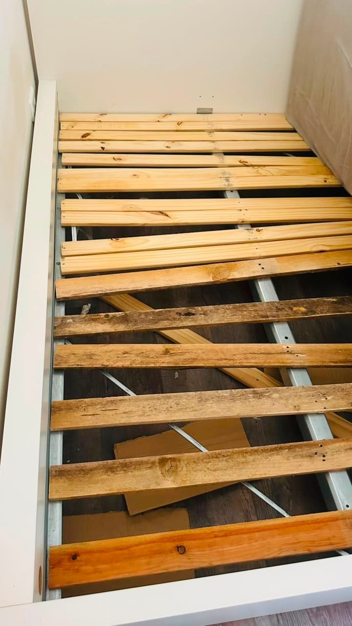 kiea tweepersoons bed houten poten in goede staat, Ophalen, Gebruikt, Wit, Tweepersoons