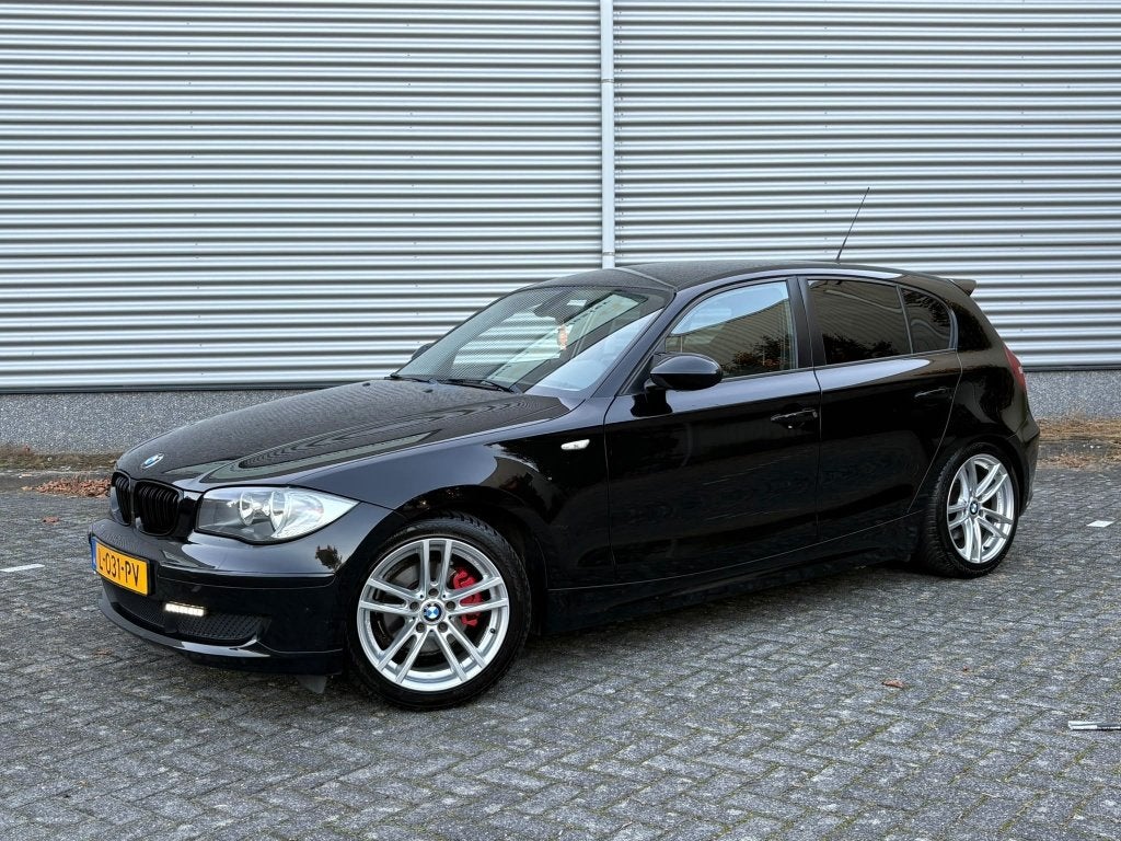Bmw 1-serie 118i High Executive M-Pakket Carplay Stoelvw PDC, 1-Serie, Achterwielaandrijving, Zwart, Leder en Stof