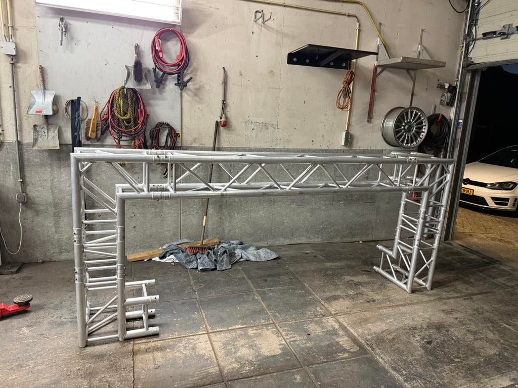 DJ-Booth Truss 3m breed 1,30m hoog, Ophalen, Zo goed als nieuw, Licht