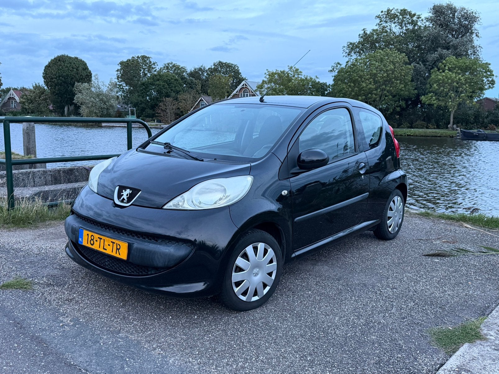 Peugeot 107 1.0 3DR 2006 Airco Elektr. Ramen Zwart, Auto's, Voorwielaandrijving, 765 kg, 4 stoelen, Origineel Nederlands