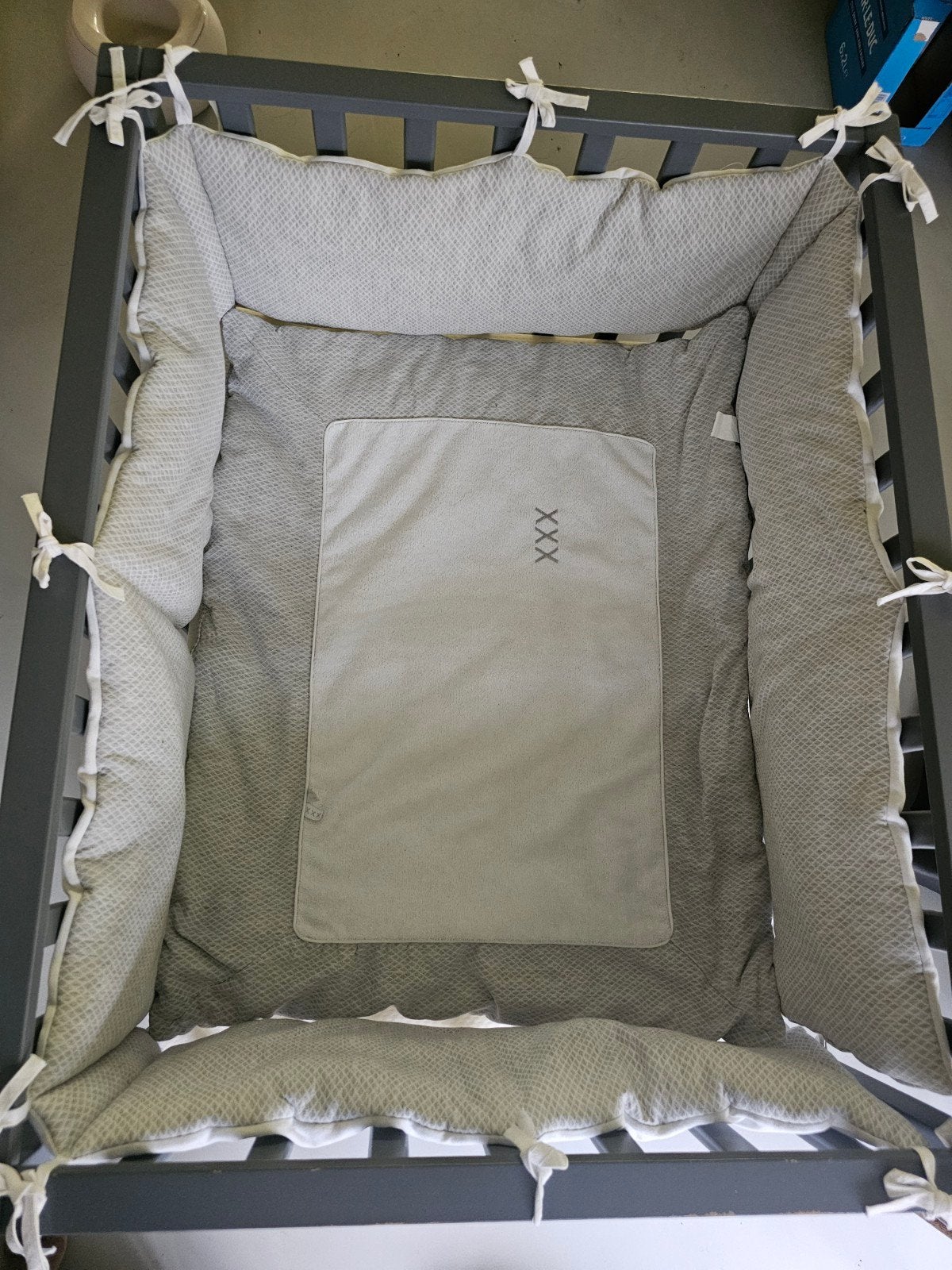 QUAX Grijs Ledikant met Matras en Bedbumper, Ophalen, Gebruikt, Ledikant