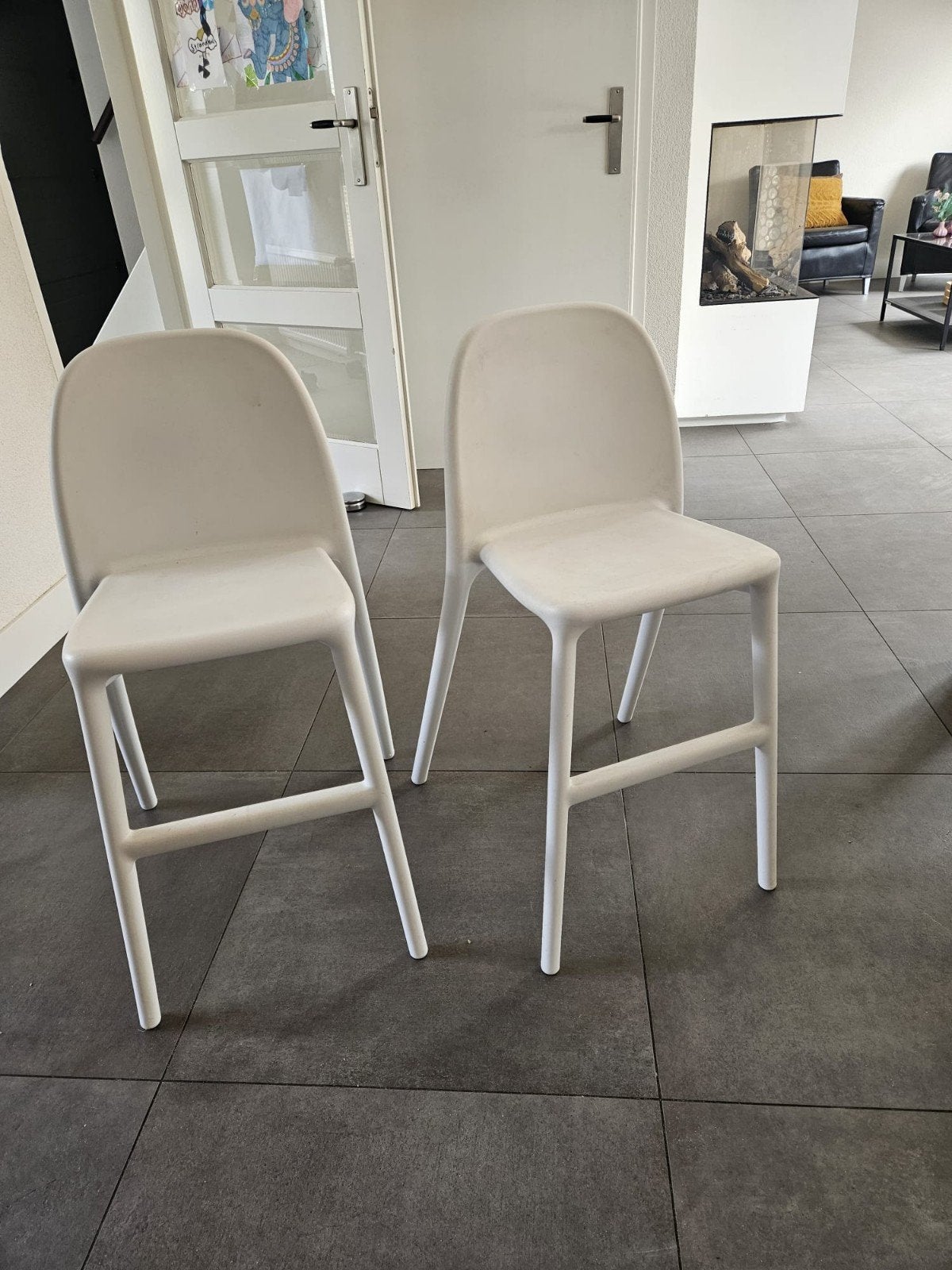 Twee witte IKEA Urban barkrukken, Ophalen, Kunststof, Gebruikt, Twee