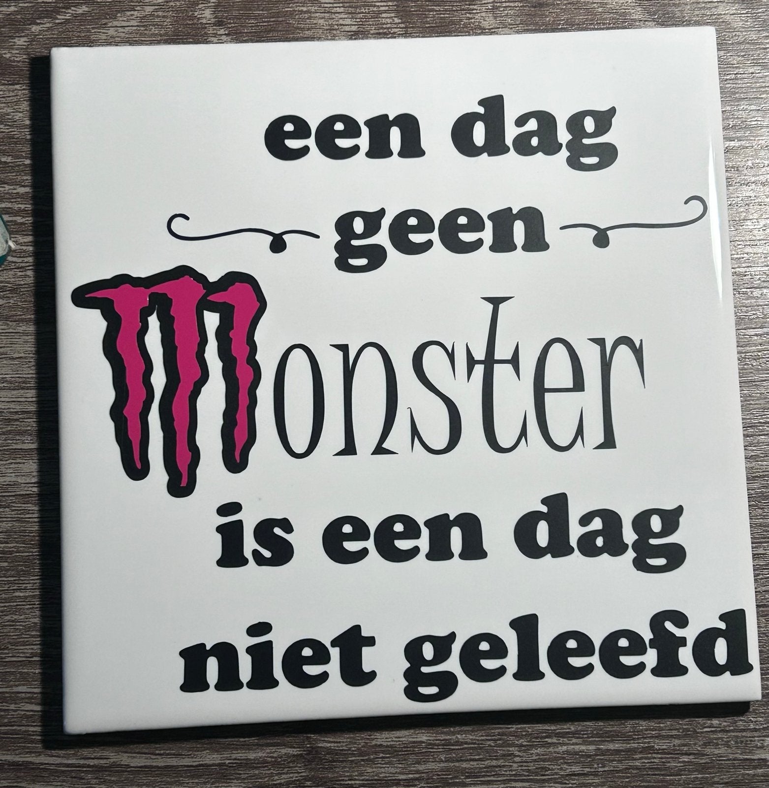 Monster Energy tegel - Een dag geen Monster is een dag niet, Meerkleurig, Steen/keramiek, Ophalen of Verzenden, Zo goed als nieuw