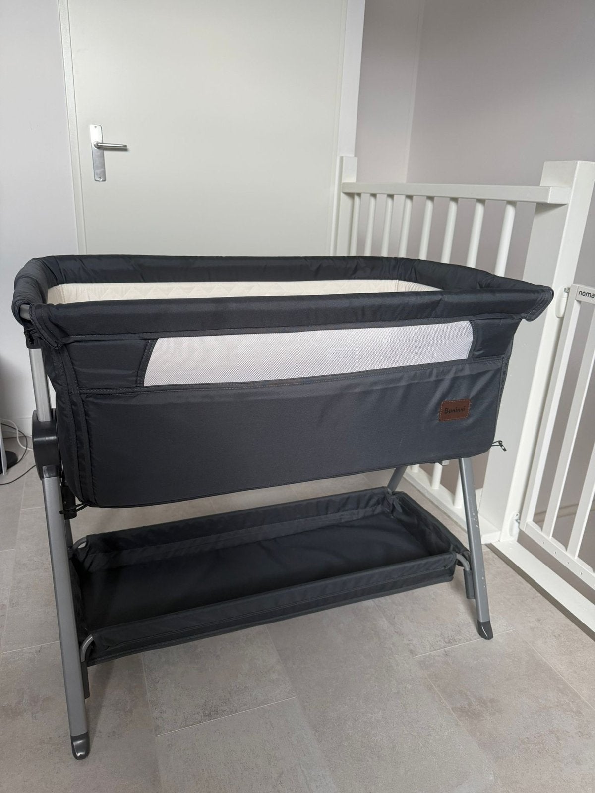 Baninni Co-Sleeper Elia Donker Grijs - Zo goed als nieuw, Kinderen en Baby's, Ophalen, Zo goed als nieuw, Wieg
