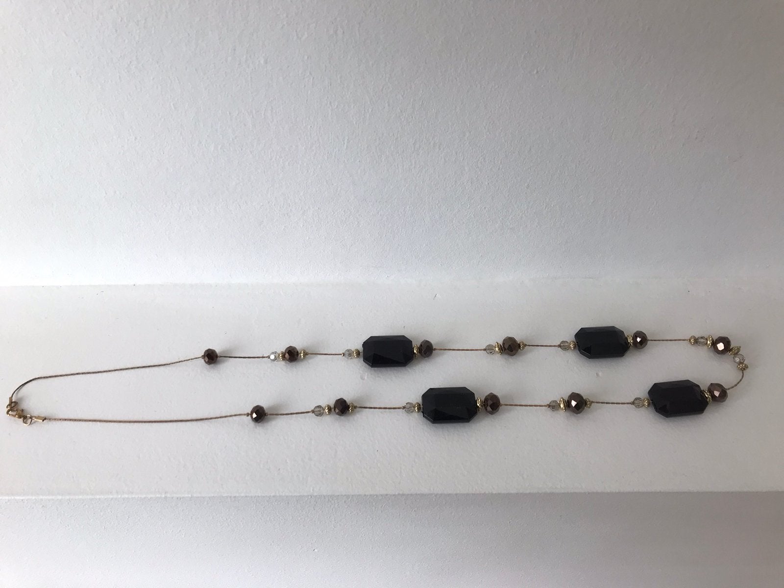 Goudkleurige ketting met zwarte kralen, Ophalen of Verzenden, Gebruikt, Goud, Kunststof