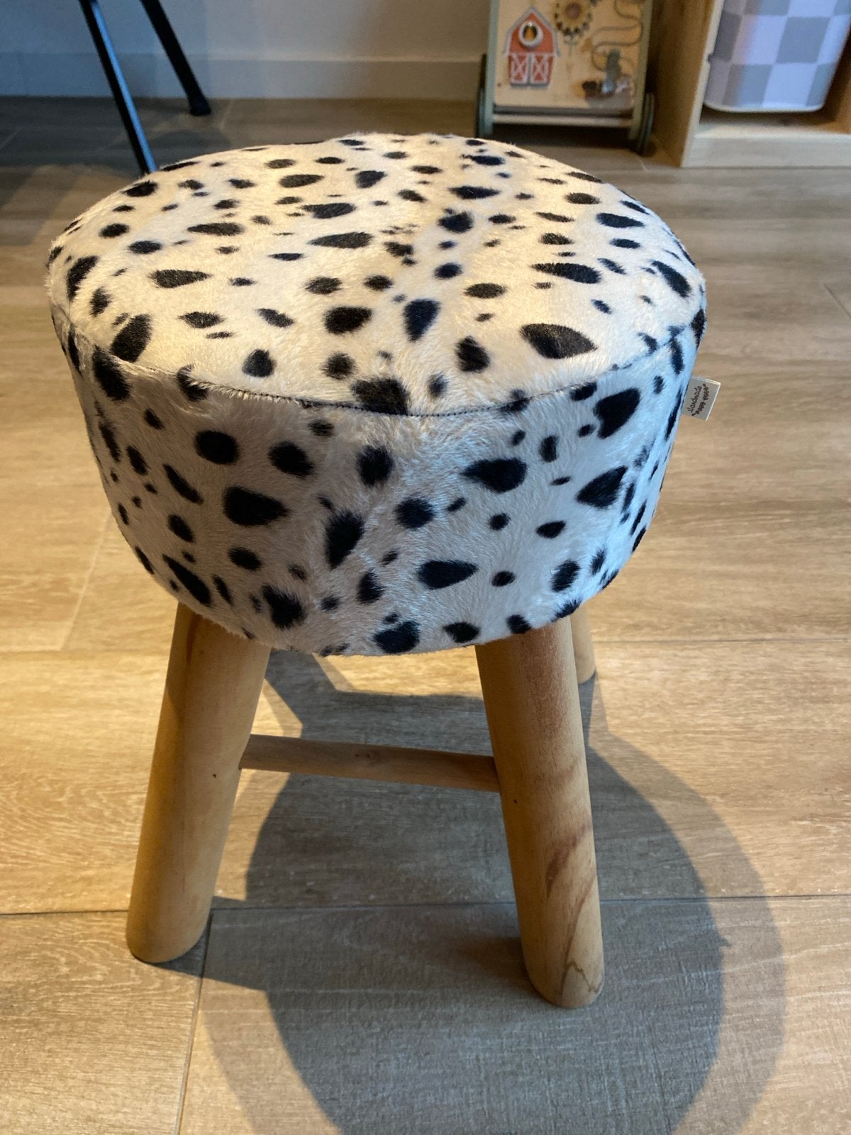 Leuke kruk met dalmatiërprint, Huis en Inrichting, Krukjes, Ophalen, Zo goed als nieuw, Hout
