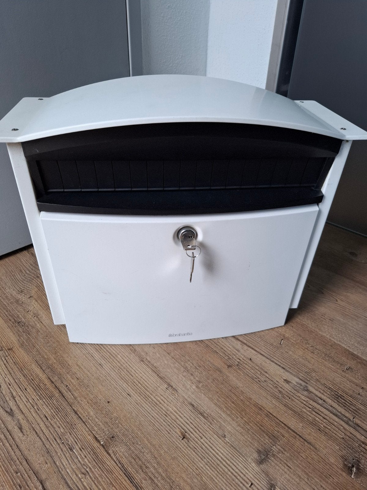 Brabantia Wandbrievenbus - Wit (H36,5xB43,5xD20), Ophalen of Verzenden, Gebruikt, Staal, Wandbrievenbus