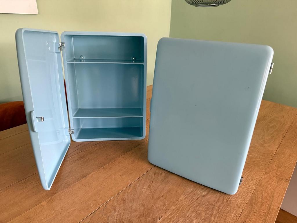 Vintage medicijnkastjes babyblauw bakeliet - set van 2, Ophalen