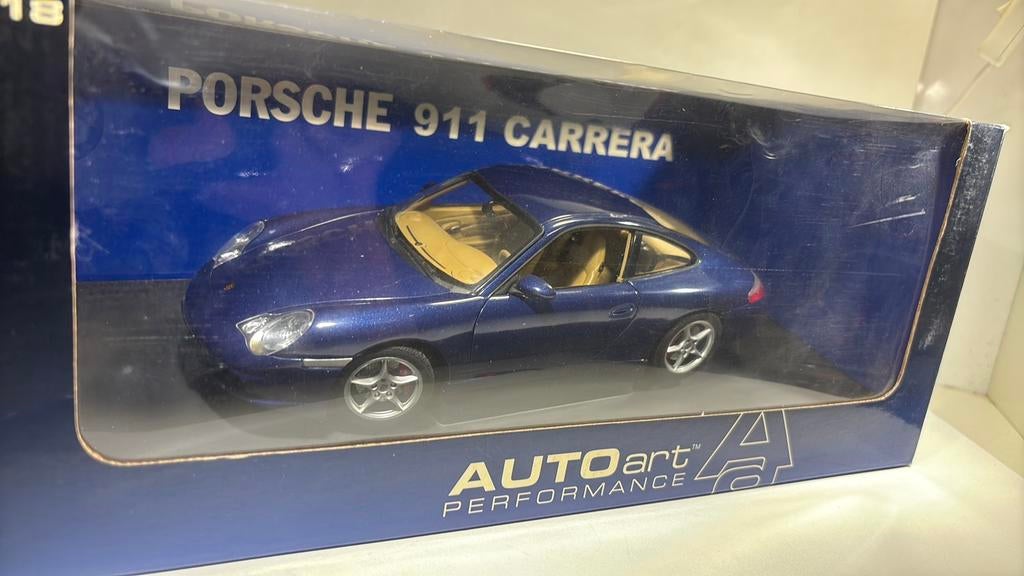 Porsche 911 Carrera bleu autoart 1.18