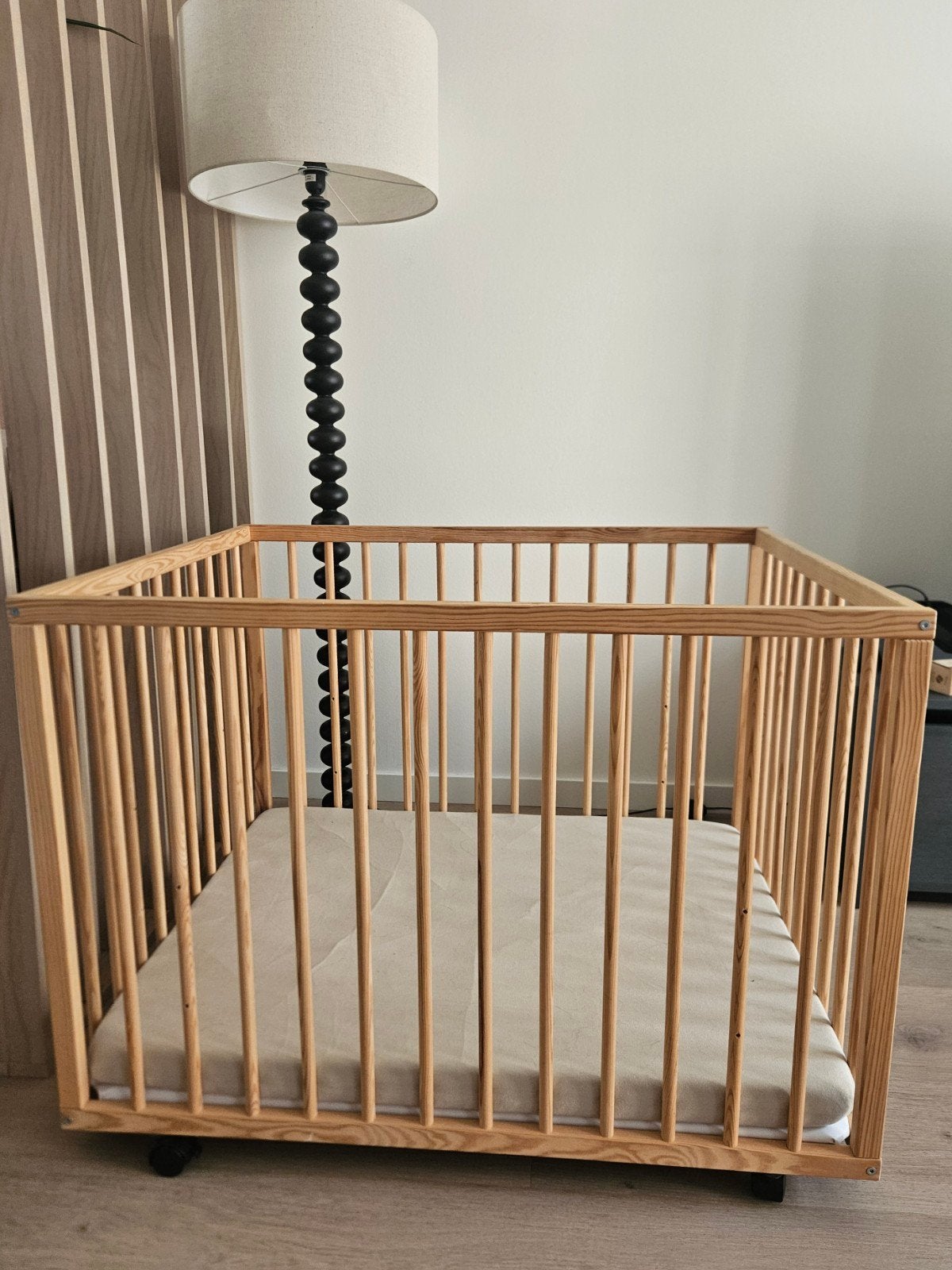Box met wieltjes, 80x100 cm met matras/hoes/kleed/zak, Ophalen, Zo goed als nieuw, Rechthoekig, In hoogte verstelbaar