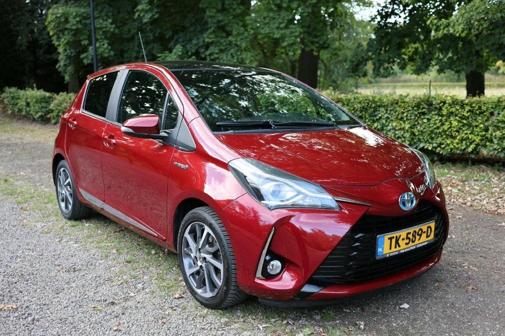 Toyota Yaris 1.5 Hybrid Premium | Pano | 39.481 km, Dealer onderhouden, 4 cilinders, 100 pk, 49 €/maand